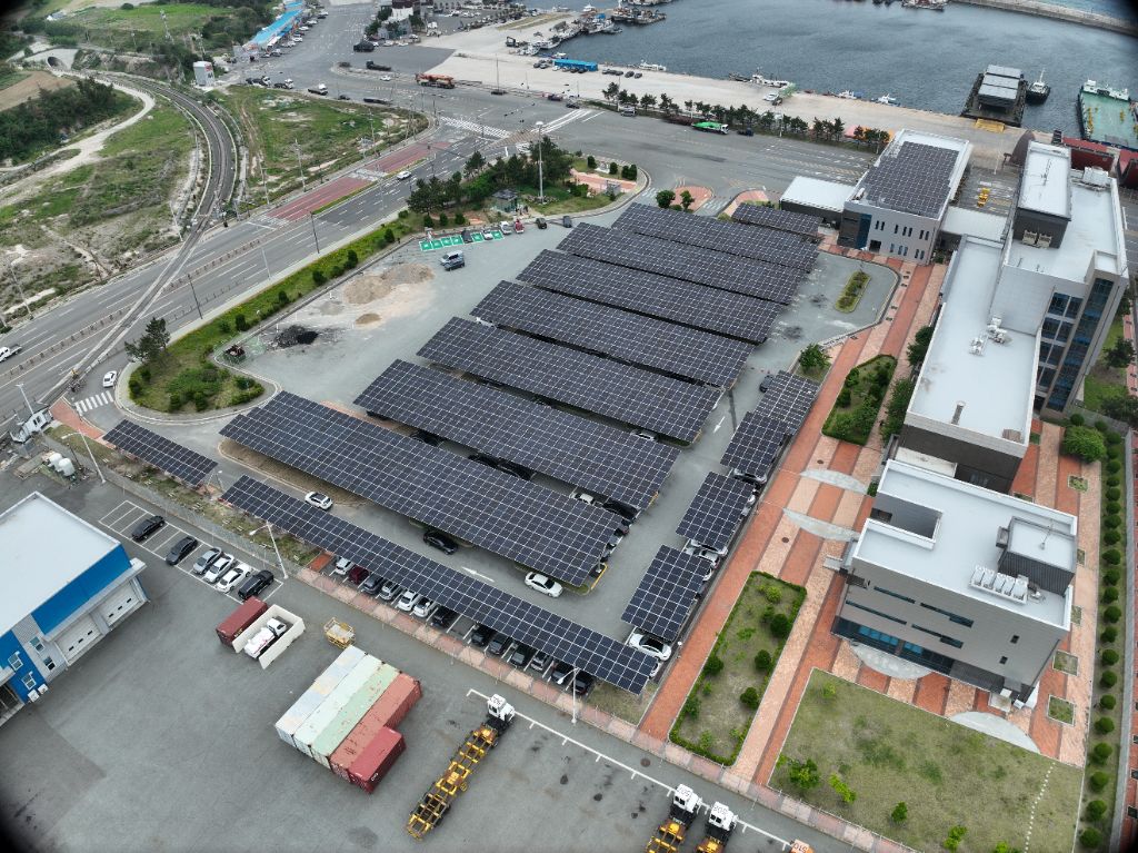 포항 영일만 태양광발전소 항공 전경 — 1,300.6kW 태양광 패널 어레이